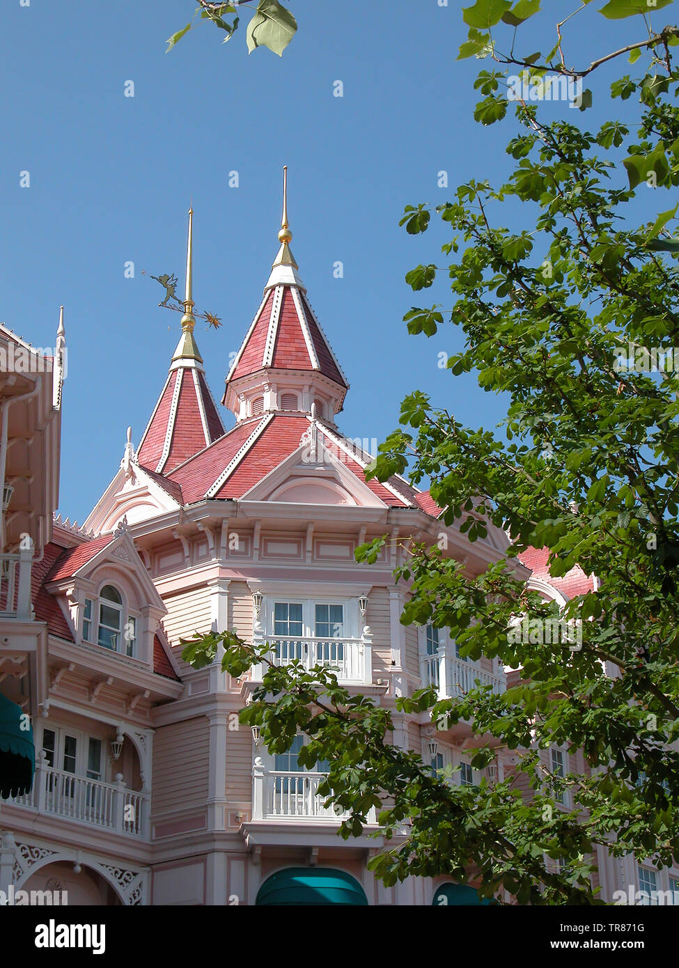 Una parte degli enormi kitsch stravaganza chiamato al Disneyland Hotel, all'entrata del parco a tema Disneyland Parigi, Francia Foto Stock
