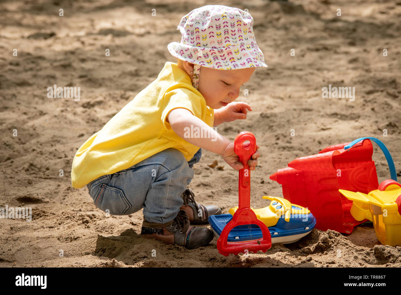 15 mesi adorabile bionda toddler caucasica giocando sulla scatola di sabbia al parco pubblico outdoor Sorel-Tracy Québec Canada giocando sulla sabbia casella al publ Foto Stock