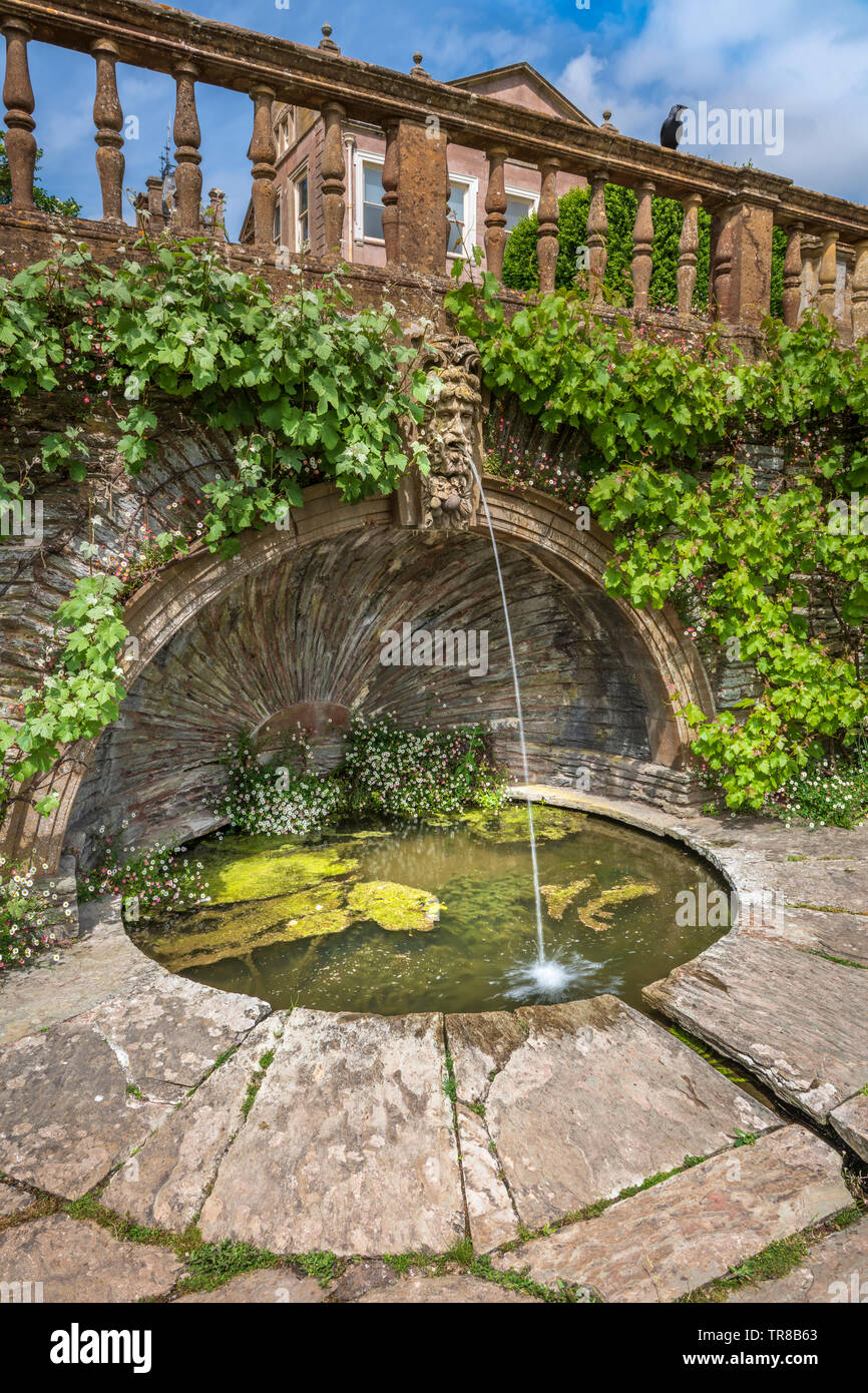 Una delle interessanti caratteristiche di acqua sulla terrazza vittoriana a Hestercombe House e giardini vicino a Taunton in Somerset. Foto Stock