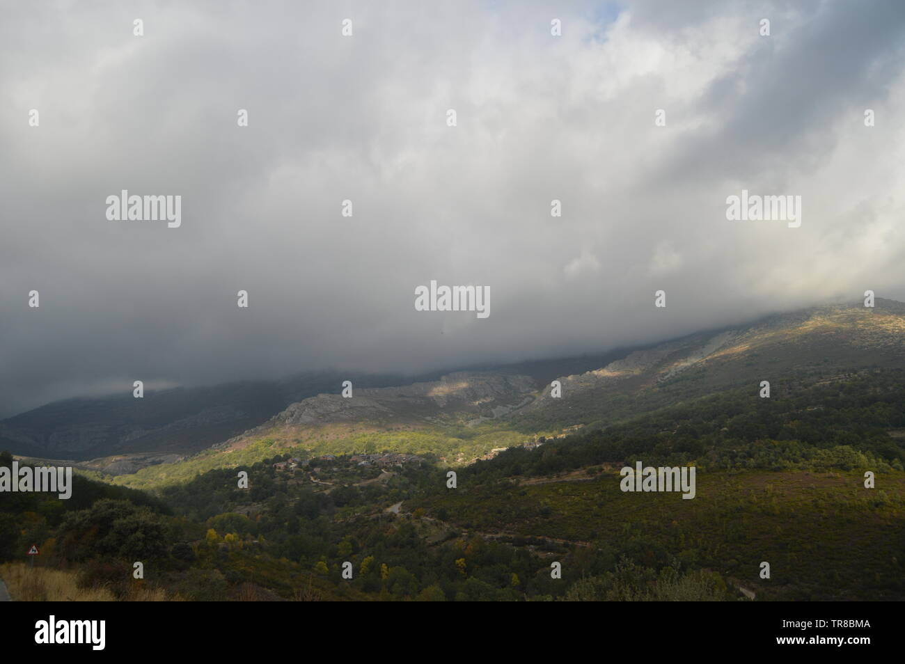 Vista panoramica con la gamma della montagna molto nuvoloso al background in Valverde de los Arroyos. Ottobre 18, 2013. Valverde de los Arroyos, Nero Vill Foto Stock