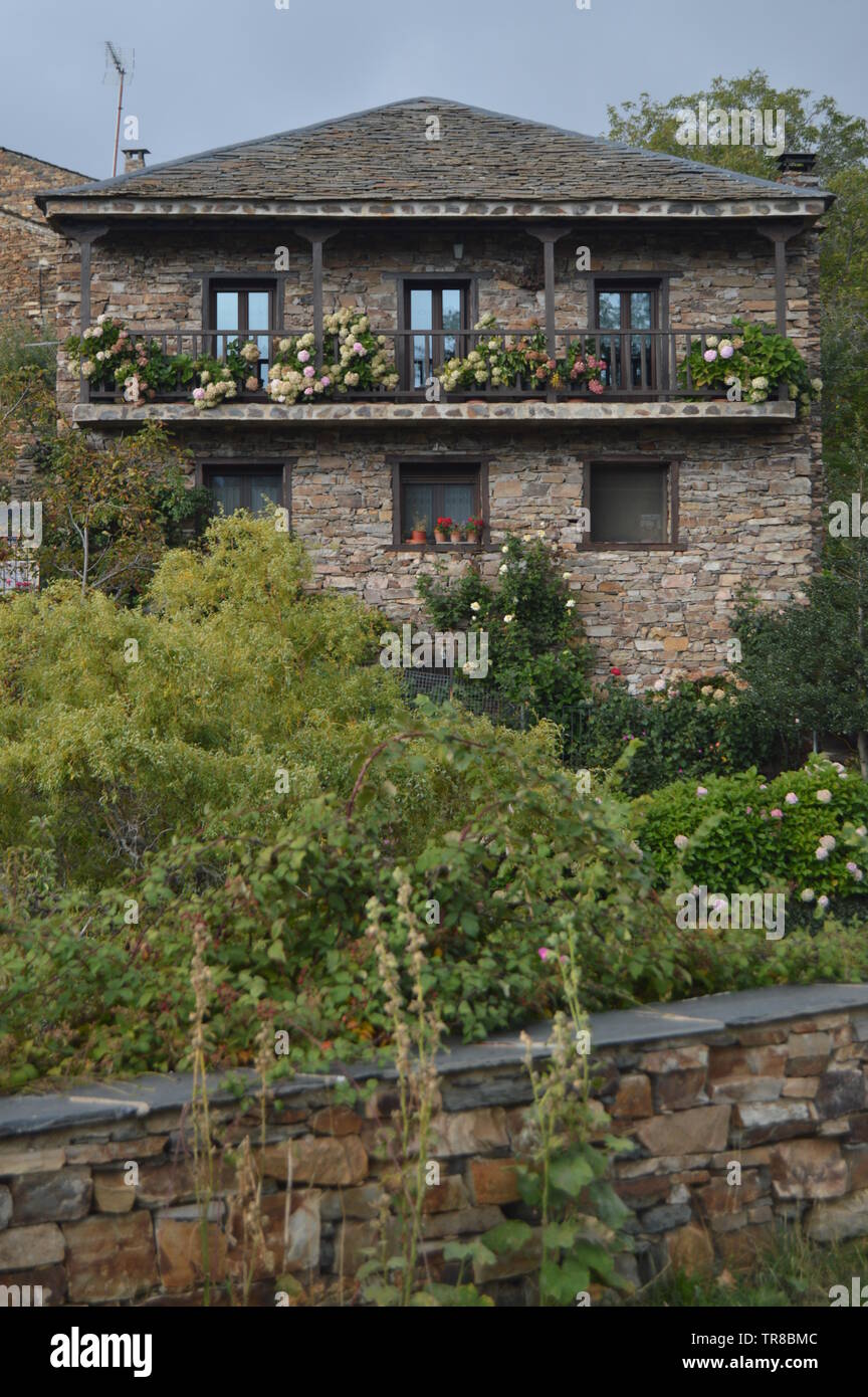 Bella casa fatta di ardesia in Valverde de los Arroyos. Ottobre 18, 2013. Valverde de los Arroyos, Nero Village, Guadalajara, Castilla La Mancha, S Foto Stock