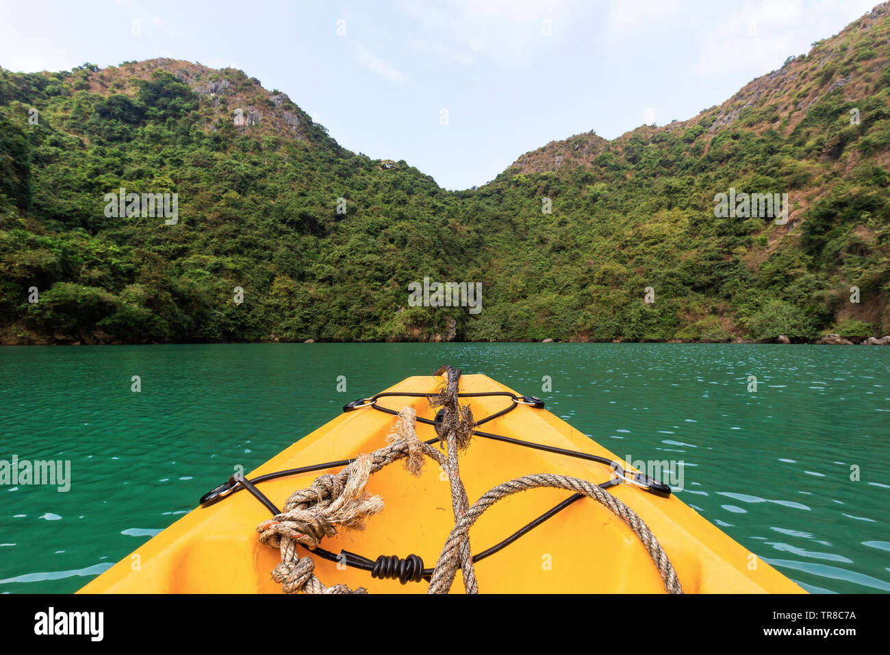 POV Kayak tra pietre calcaree carsiche in Lan Ha Bay, Vietnam Foto Stock
