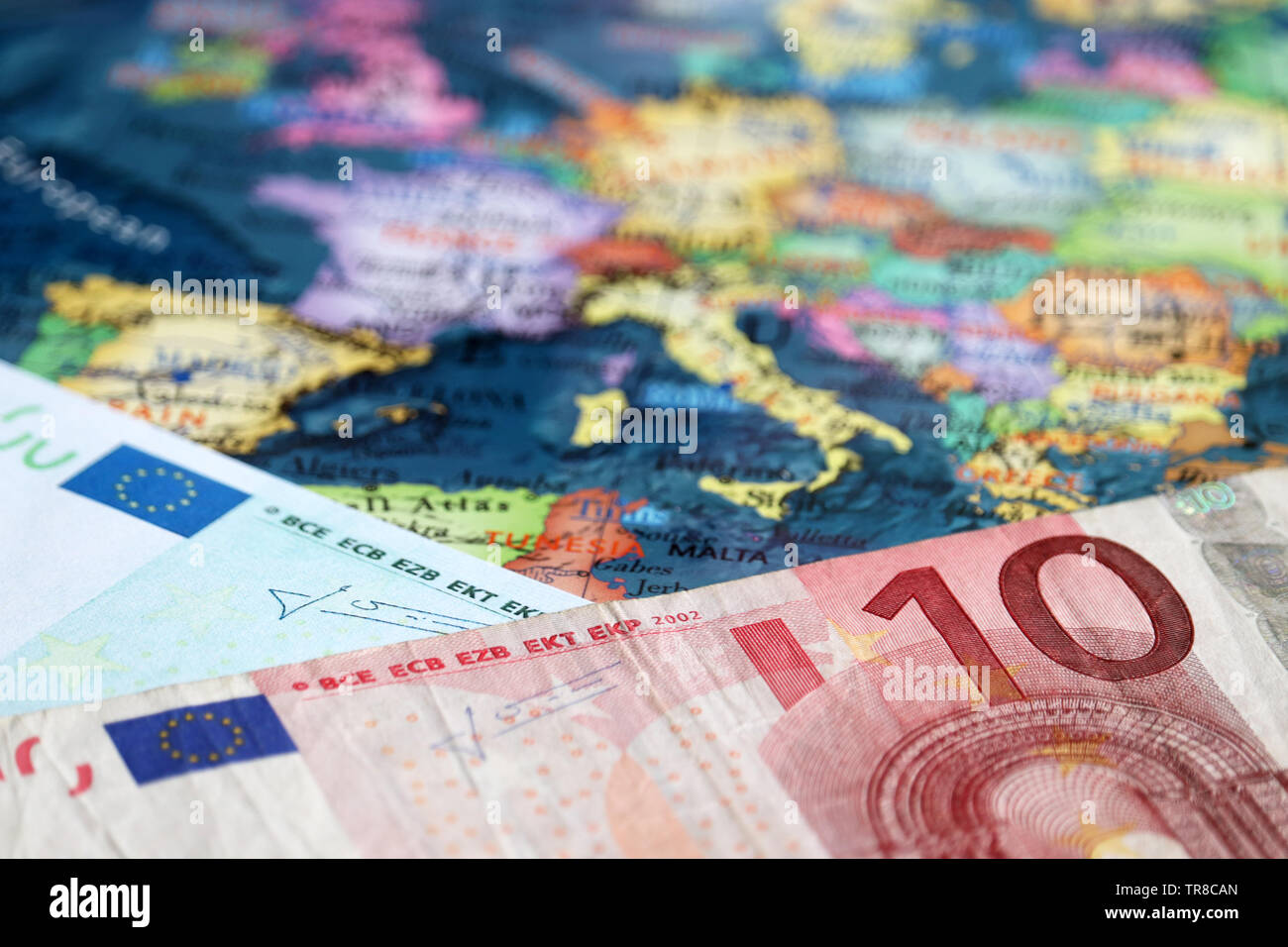 Le banconote in euro sulla mappa di Europa, il fuoco selettivo. Concetto di economia europea, paesi di Eurozona Foto Stock
