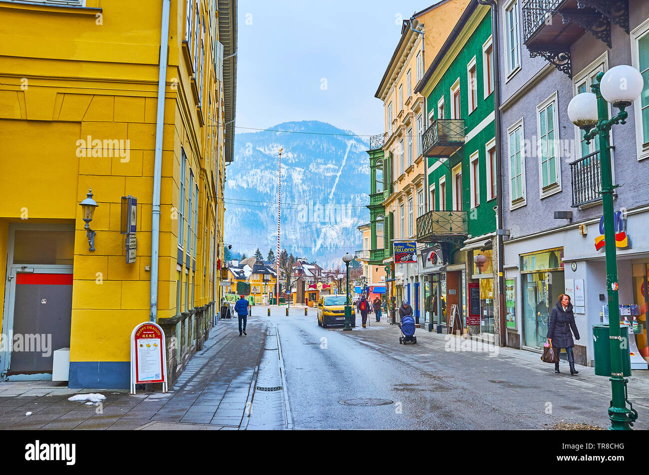 BAD Ischl Austria - 20 febbraio 2019: Pfarrgasse shppping street è una delle principali località turistiche con molti negozi di marca, caffetterie, bar e souven Foto Stock