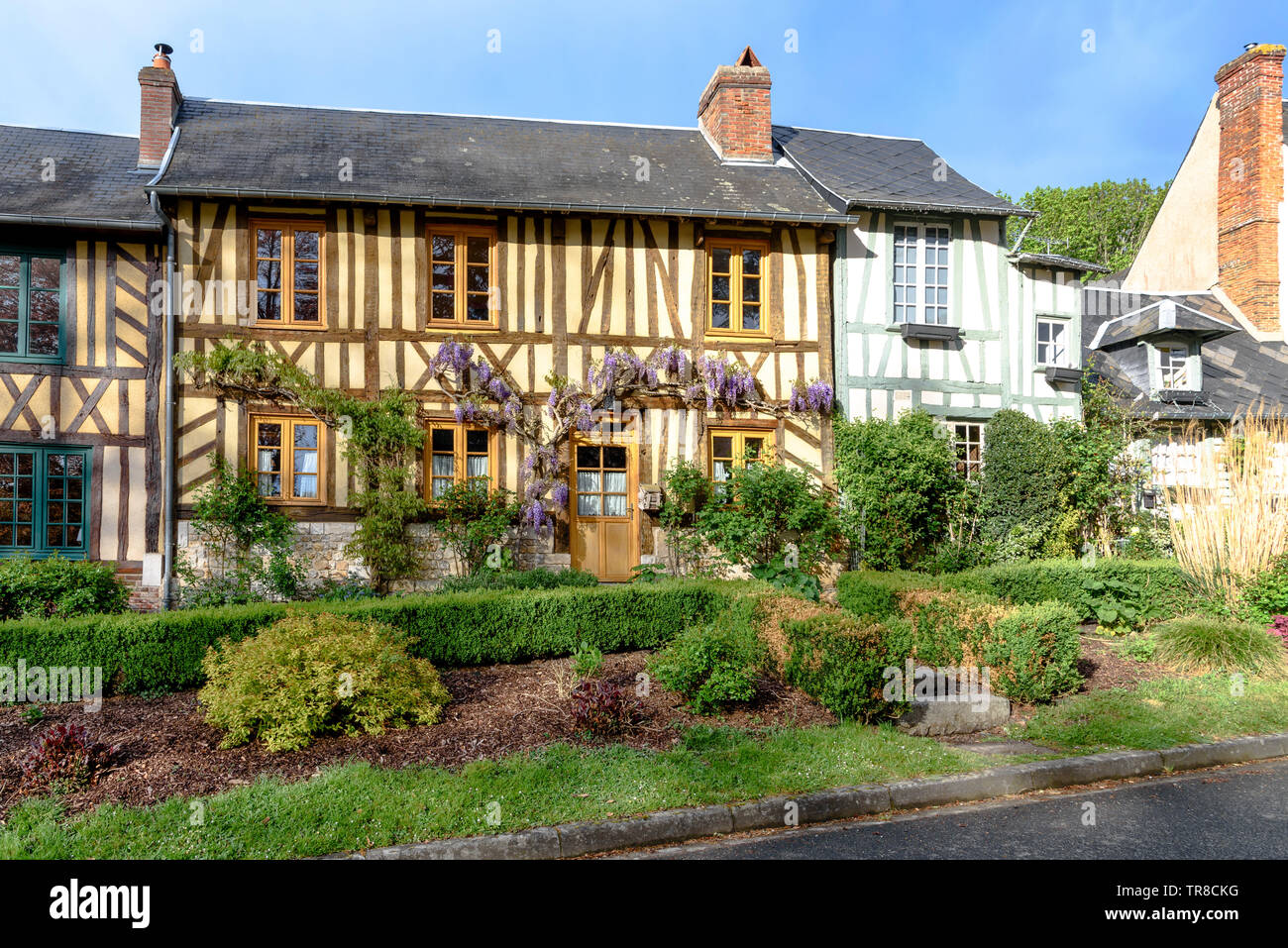 Una casa in legno con glicine di Le Bec Hellouin, Normandia, Francia su una soleggiata giornata di primavera Foto Stock