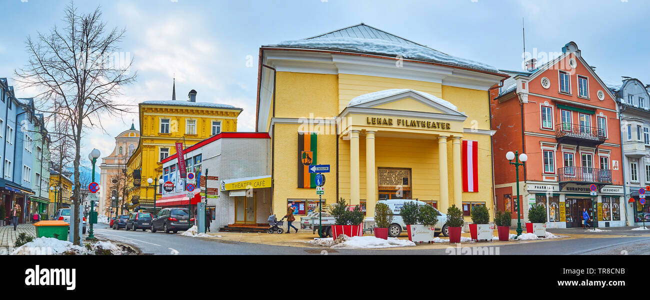 BAD Ischl Austria - 20 febbraio 2019: architettura della città vecchia con una vista sulla piazza Kreuzplatz, edificio giallo di Lehar teatro storico e di Le Mans Foto Stock