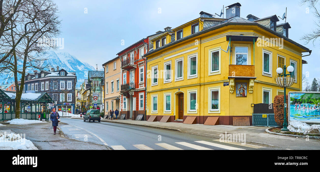 BAD Ischl Austria - 20 febbraio 2019: Il Gotzstrasse, situato nella città vecchia e rivestiti con edifici panoramici, negozi turistici e ristoranti familiari, su Foto Stock