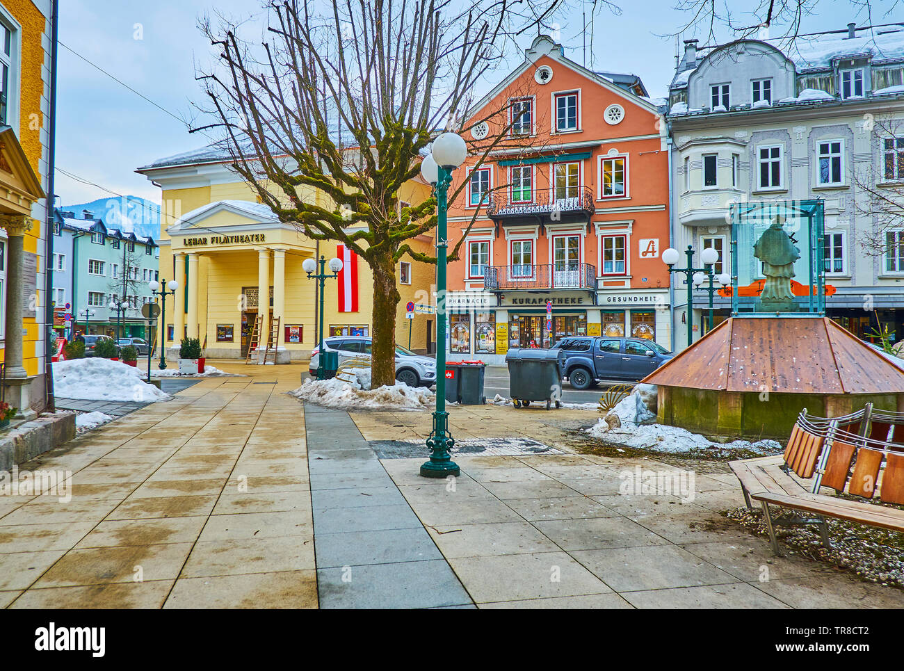 BAD Ischl Austria - 20 febbraio 2019: a piedi lungo il Kreuzplatz - una popolare destinazione turistica con case storiche, i negozi e i ristoranti, a feb. Foto Stock