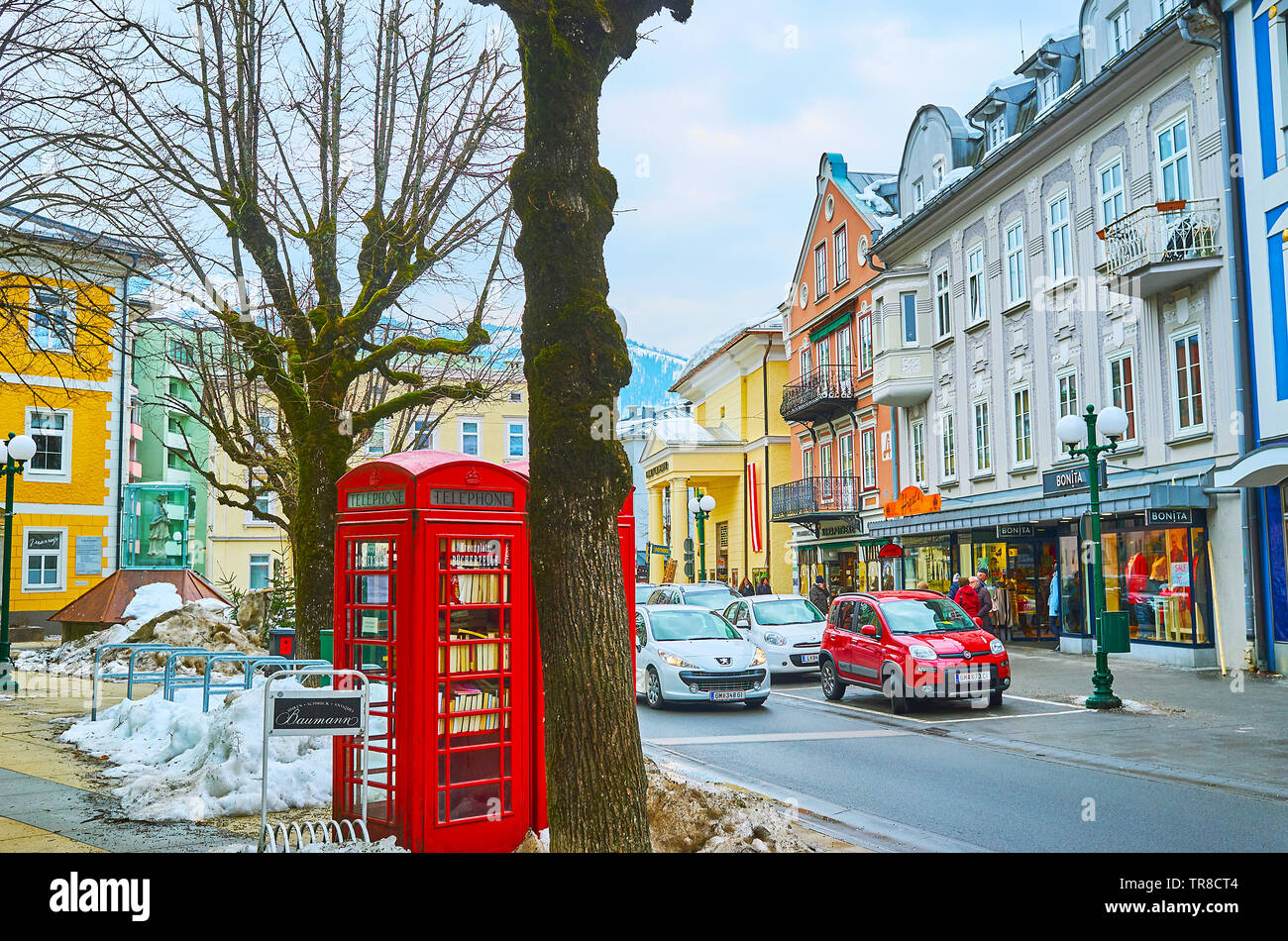 BAD Ischl Austria - 20 febbraio 2019: le vie in Kreuzplatz con vintage telefono rosso box e gli edifici storici sullo sfondo, in Febbraio Foto Stock