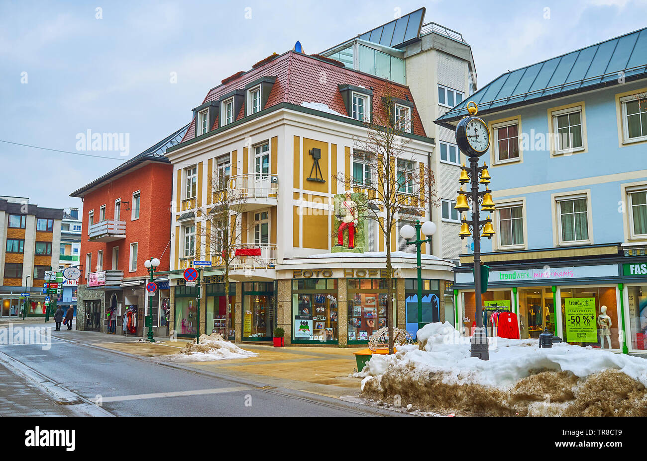 BAD Ischl Austria - 20 febbraio 2019: Il Kreuzplatz vanta una grande quantità di negozi, caffetterie e gallerie d'arte, anche qui trova Ischler Glockenspiel Foto Stock