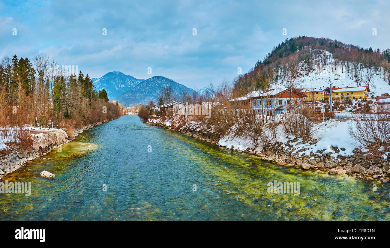 Esplorare i parchi e boschi attorno a Bad Ischl a piedi lungo il fiume Traun e godere di paesaggi alpini, Austria Foto Stock