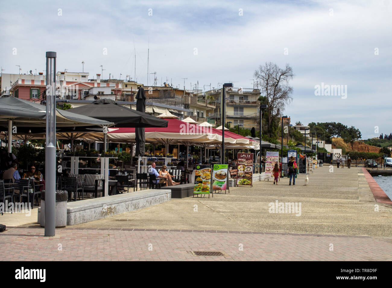 La zona del porto di Nea Moudani, un posto popolare per esterni di ristoranti e intrattenimento. Foto Stock