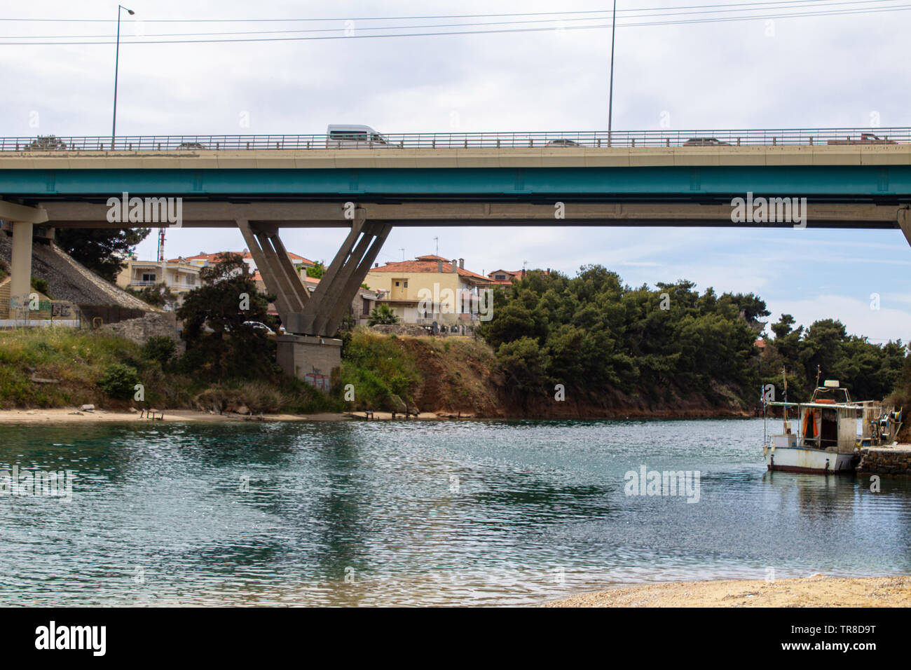 A24 road bridge spanning Nea Poteidea Canal a Halkidiki, Grecia. Foto Stock