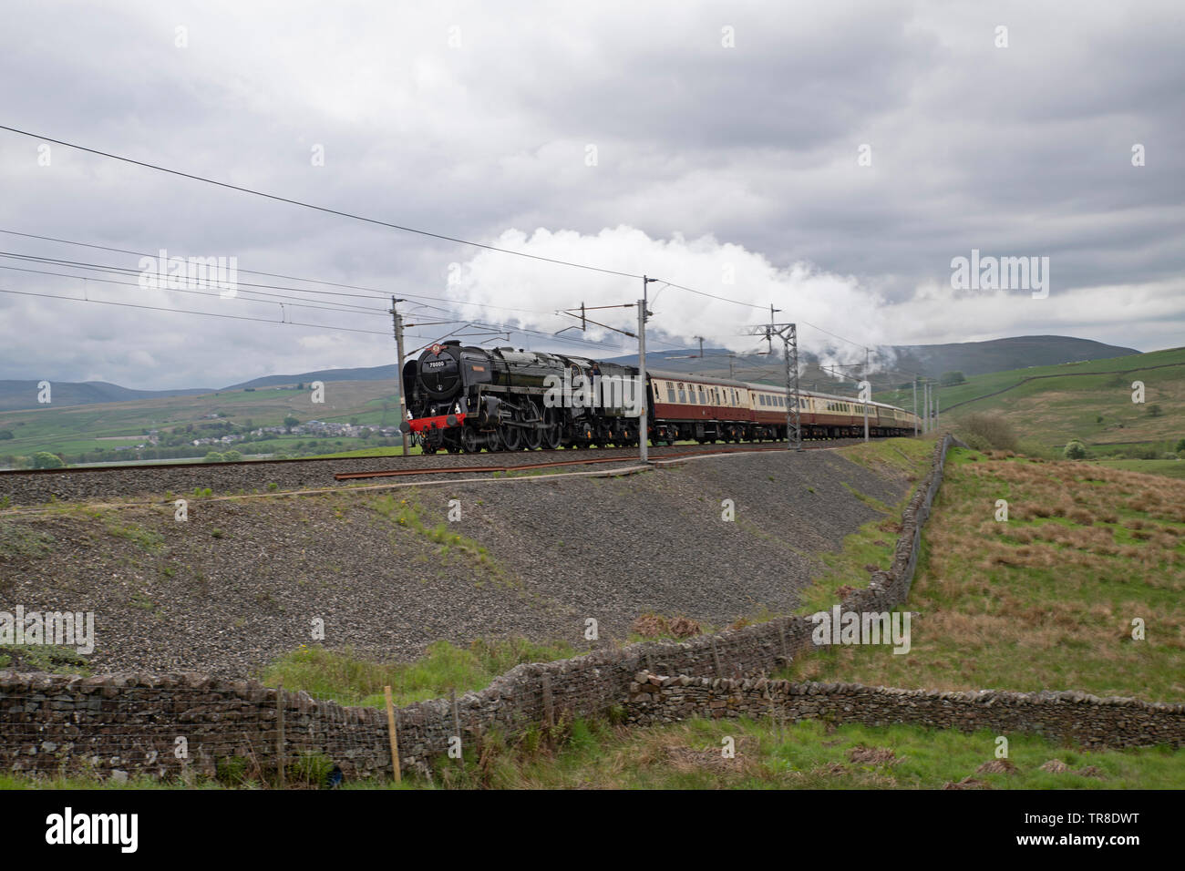 Ferrovie britanniche Standard Classe 7 locomotiva a vapore, numero 70000 Britannia sulla costa ovest linea presso Tebay Foto Stock