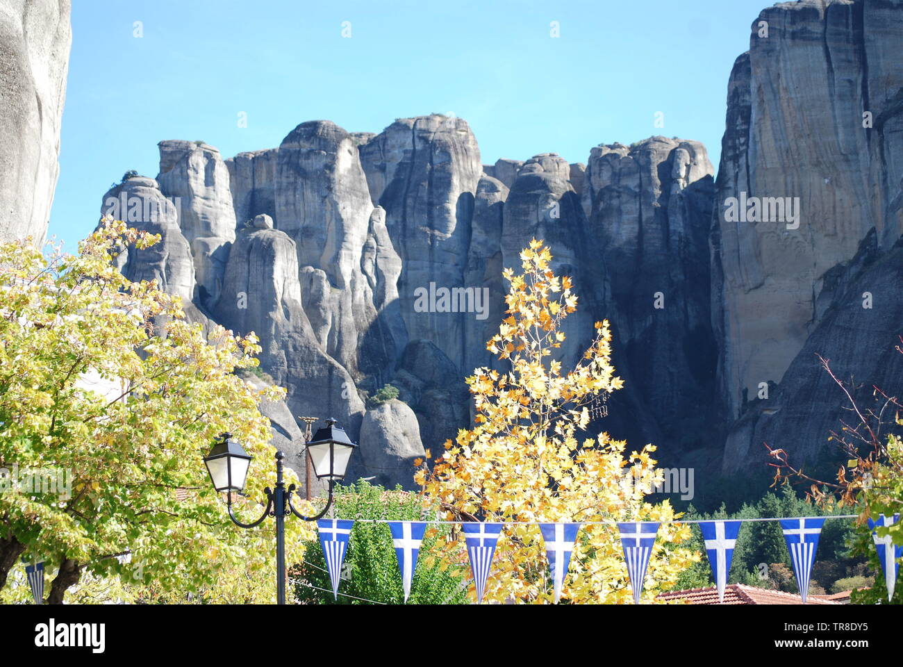 Meteora - formazione di roccia in Grecia centrale con sei monasteri costruita sulla parte superiore Foto Stock