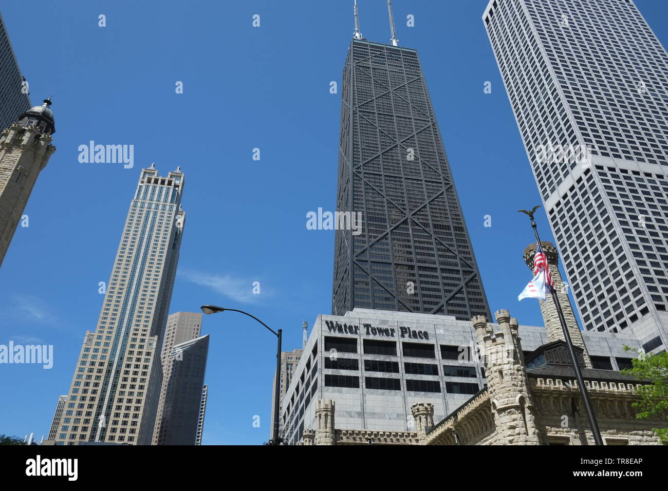 875 North Michigan Avenue, costruito come e ancora a cui si fa comunemente riferimento come il John Hancock Center, è un 100-story, 1,128-piede[6] supertall grattacielo Foto Stock