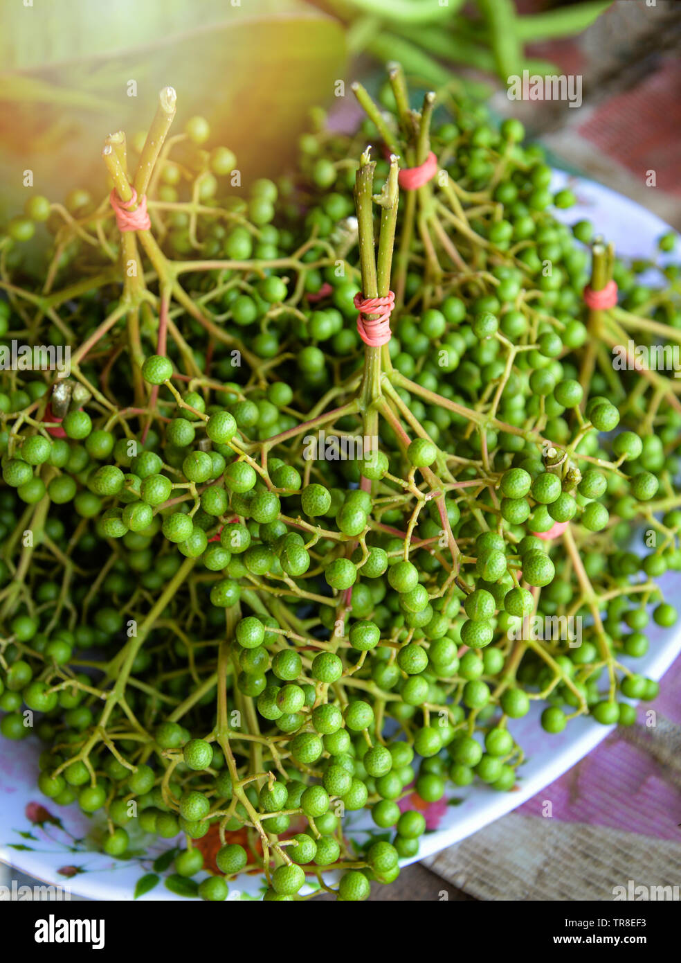 Fresca Pepe Sichuan frutti per la vendita nel mercato locale / Zanthoxylum piperitum verde Pepe Sichuan asia tailandese Foto Stock