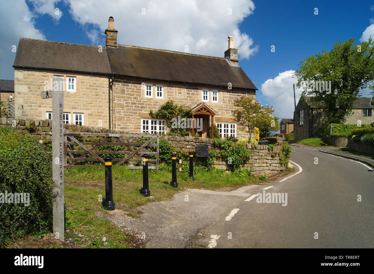 UK,Derbyshire,Ashover,Cottages e B6036 Road Foto Stock