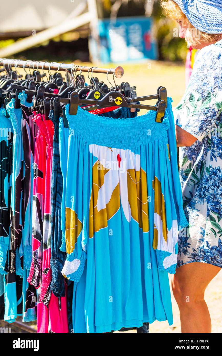 ARUTANGA, Aitutaki, COOK ISLAND - 30 settembre 2018: vestiti appesi su un  appendiabiti nel mercato locale nel mercato locale. Con il fuoco selettivo  Foto stock - Alamy