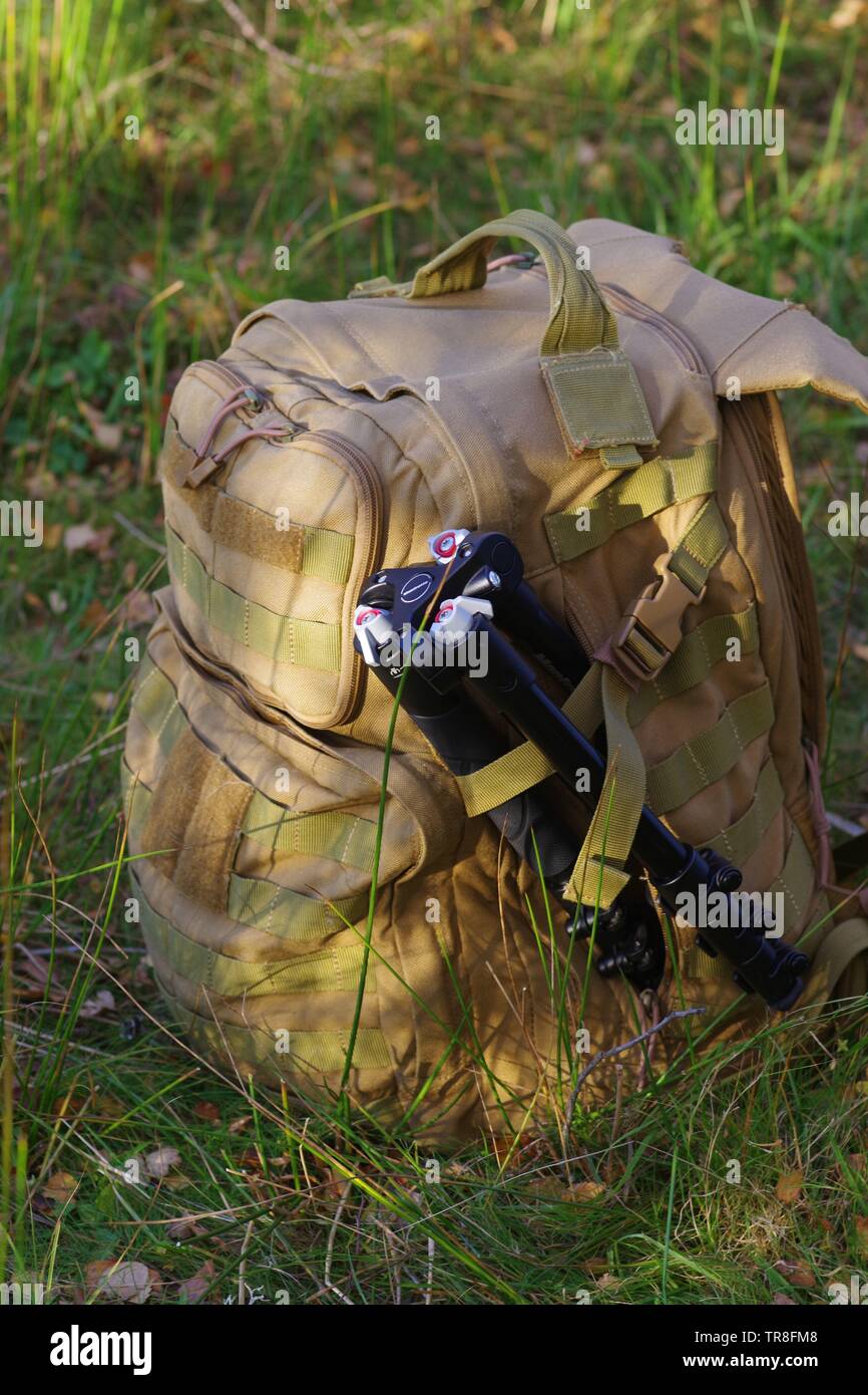 Esercito di deserto zaino con treppiede piccolo. La Scozia, Regno Unito. Foto Stock