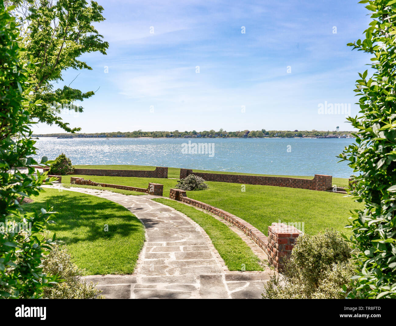 Percorso in una bella Shelter Island paesaggio con acqua a distanza Foto Stock