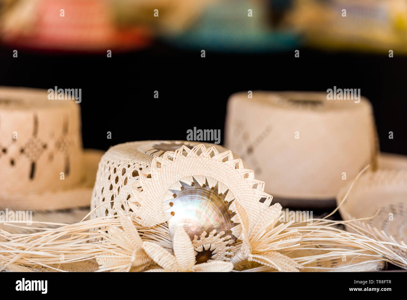 Cappelli di paglia per la vendita in un tropicale souvenir shop in Aitutaki, Isole Cook. Con il fuoco selettivo Foto Stock