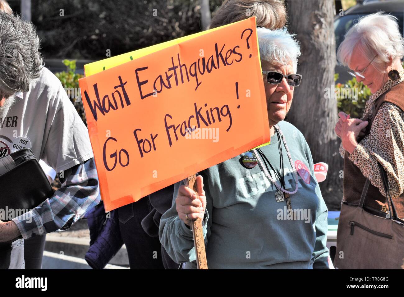 Rally manifestanti contro la perforazione fracking dalle grandi compagnie petrolifere in California centrale USA America che uccide la fauna selvatica e inquina le dune e spiagge Foto Stock