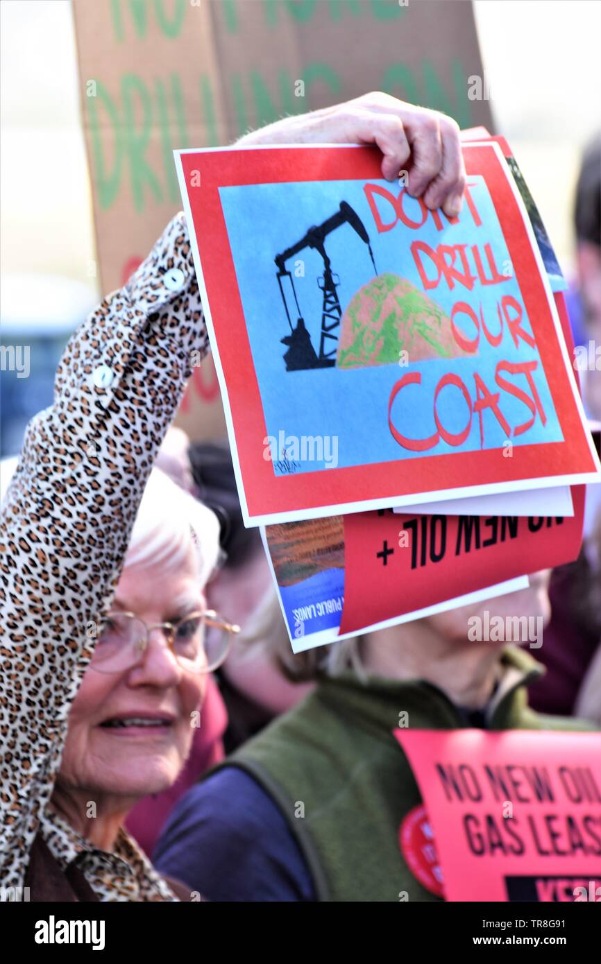 Rally manifestanti contro la perforazione fracking dalle grandi compagnie petrolifere in California centrale USA America che uccide la fauna selvatica e inquina le dune e spiagge Foto Stock