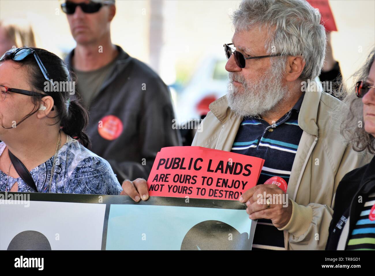 Rally manifestanti contro la perforazione fracking dalle grandi compagnie petrolifere in California centrale USA America che uccide la fauna selvatica e inquina le dune e spiagge Foto Stock