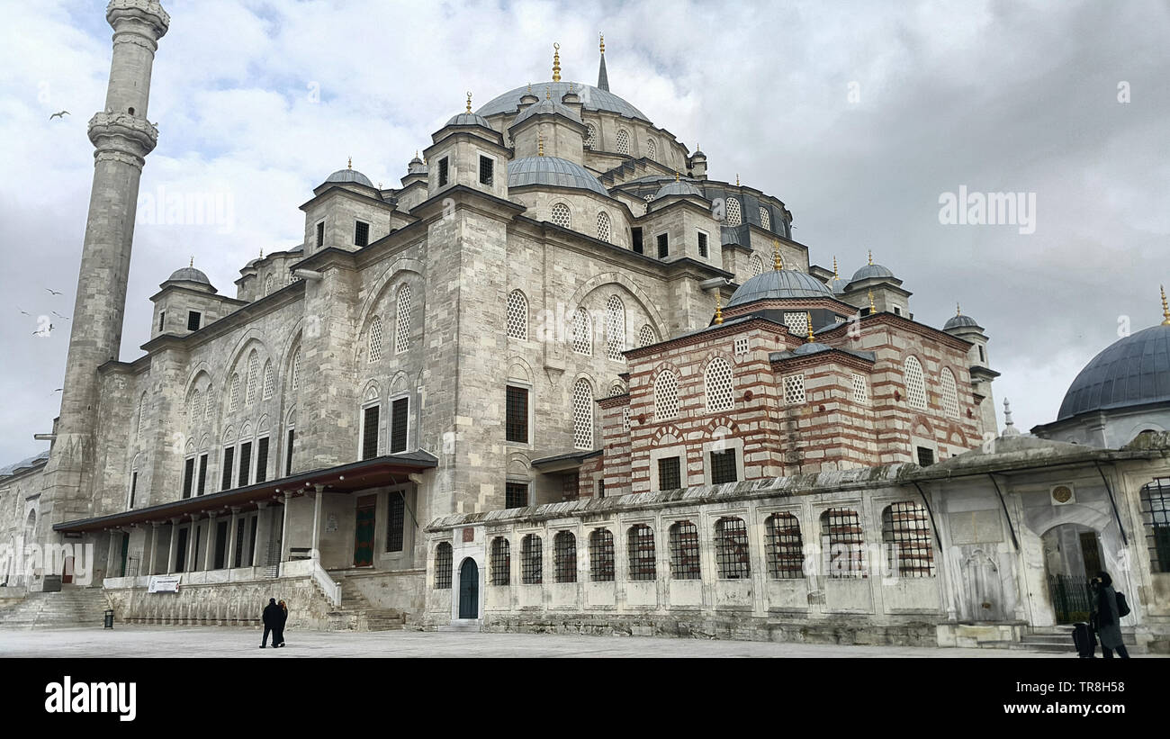 Vista esterna di Fatih Camii (conquistatore la Moschea) ad Istanbul in Turchia Foto Stock