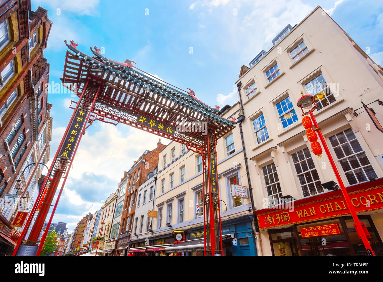 London, Regno Unito - 13 Maggio 2018: Londra Chinatown a Gerrard Street contiene un certo numero di ristoranti cinesi, panifici, supermercati, negozi di souvenir e oth Foto Stock