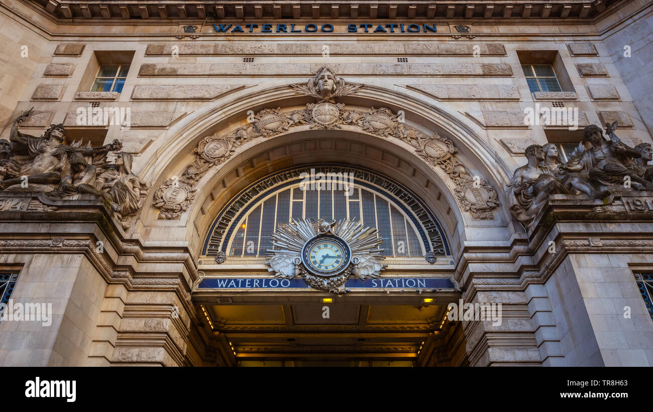 London, Regno Unito - 13 Maggio 2018: Waterloo Stazione è il capolinea del sud occidentale della linea principale a Weymouth attraverso Southampton, l'Inghilterra occidentale linea principale t Foto Stock