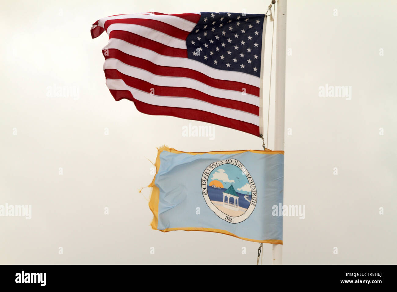 La bandiera comunale e la bandiera americana battenti in Cape Charles, VA, Stati Uniti d'America Foto Stock