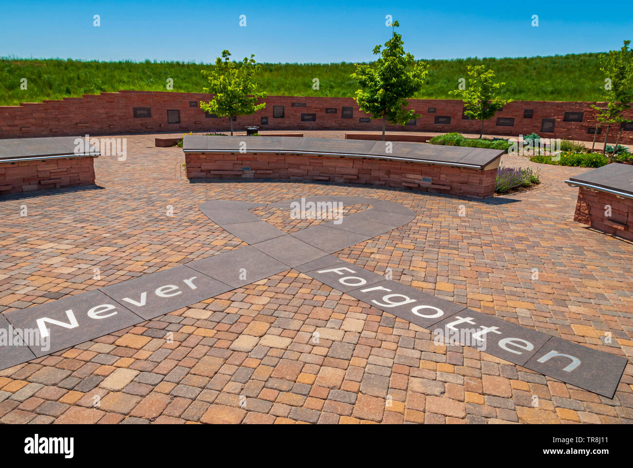 Ingresso alla Columbine High School Memorial che mostra le parole, "mai dimenticato" in primo piano e la visualizzazione di placche in distanza. Foto scattata in giugno. Foto Stock