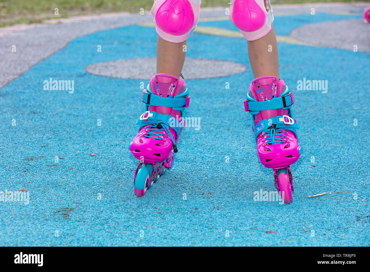 Bambina giocando con i pattini a rotelle al parco giochi all'aperto Foto  stock - Alamy