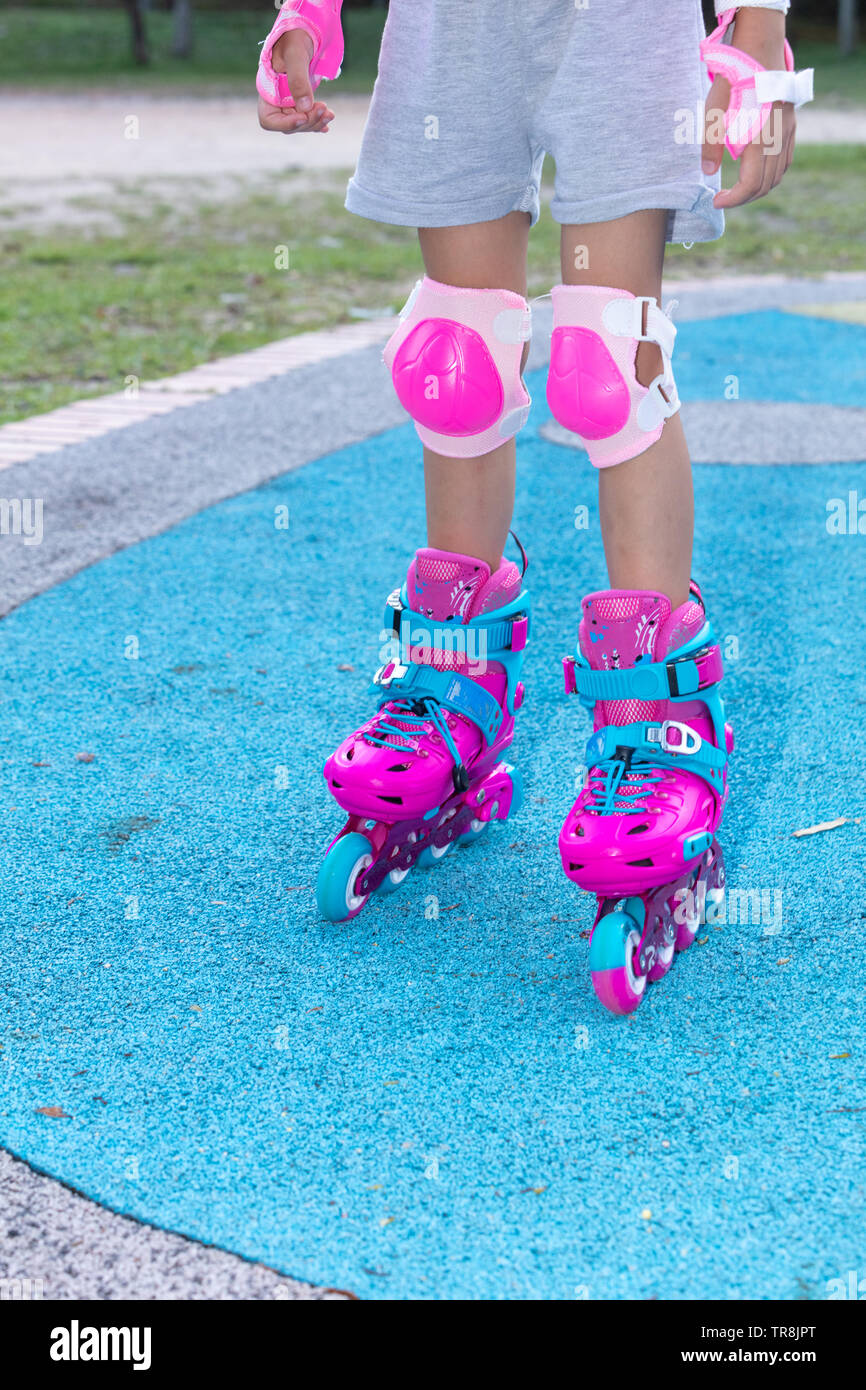 Bambina giocando con i pattini a rotelle al parco giochi all'aperto Foto  stock - Alamy