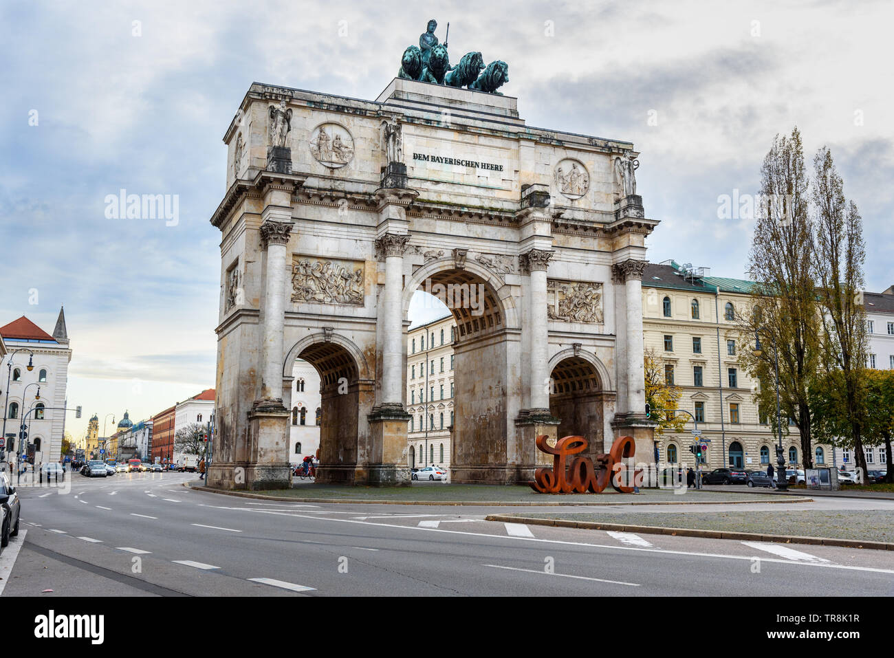 Monaco di Baviera, Germania - 31 Ottobre 2018: Siegestor o vittoria Gate, arco trionfale a Monaco di Baviera Foto Stock