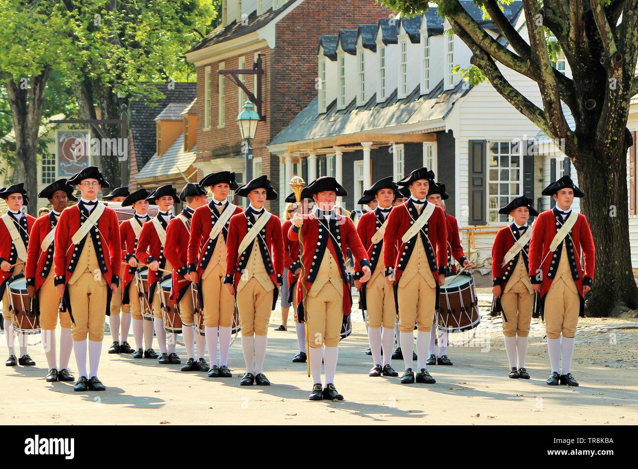 Colonial Fife e tamburo marcia giù il duca di Gloucester Street e giocare al Colonial Williamsburg Foto Stock