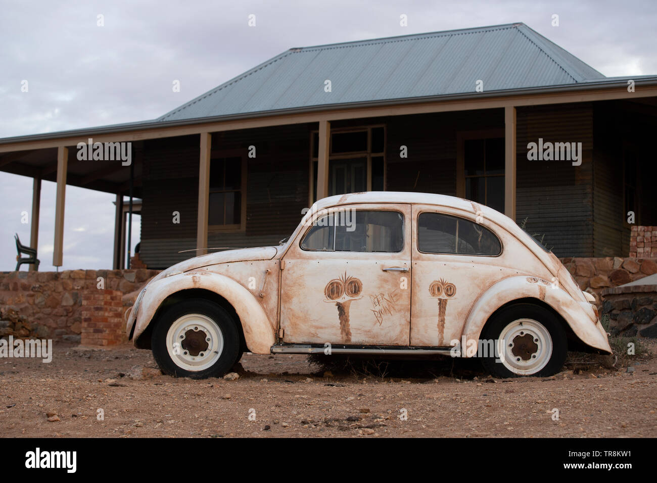 Silverton Nuovo Galles del Sud, Australia. Dipinto di auto al di fuori Silverton galleria d'arte. Foto Stock