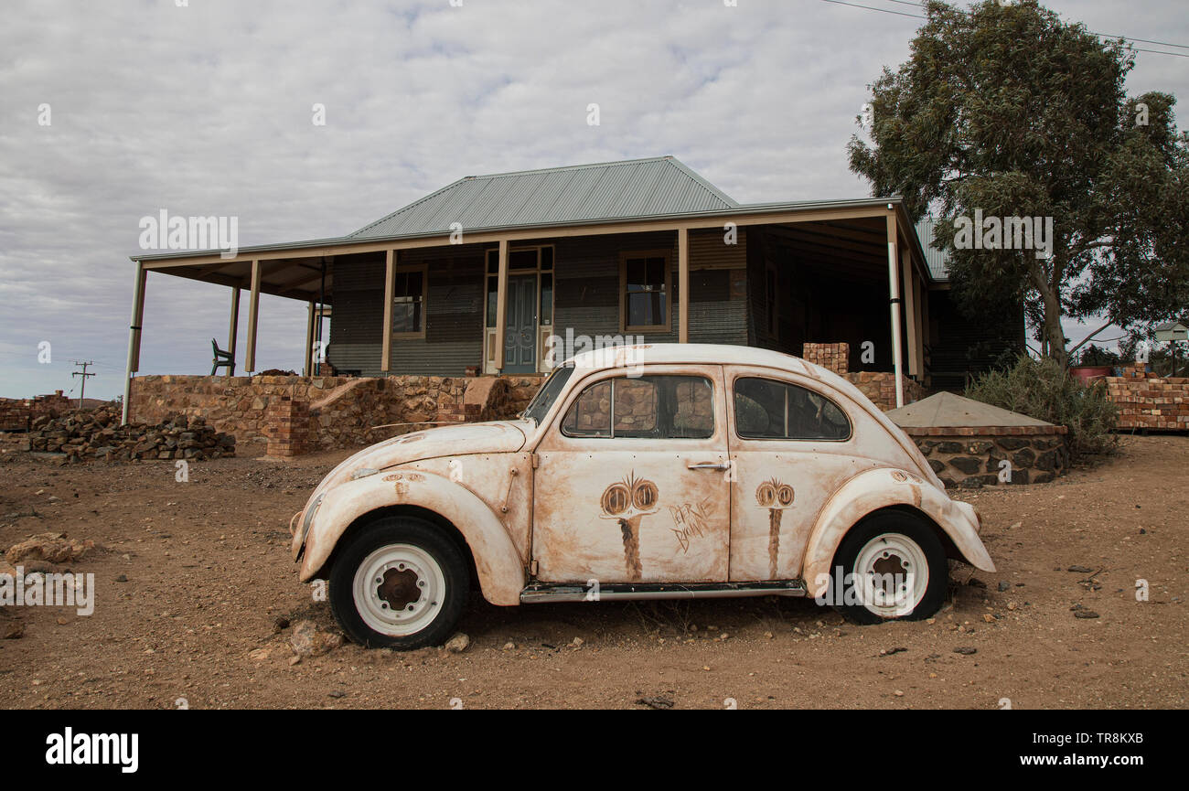 Silverton Nuovo Galles del Sud, Australia. Dipinto di auto al di fuori Silverton galleria d'arte. Foto Stock