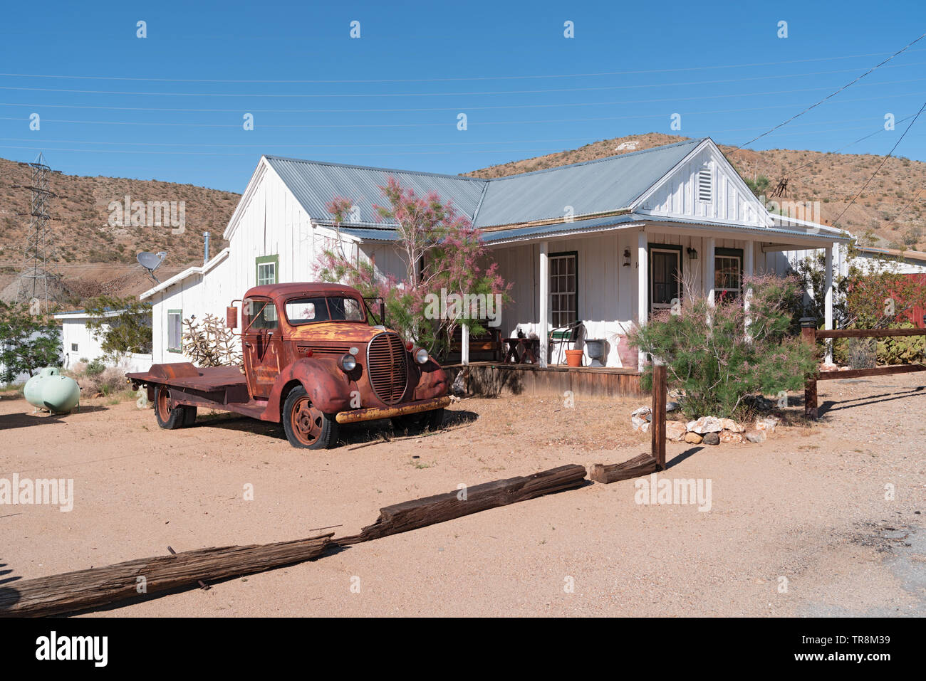 Una casa rurale e un camion abbandonato nel deserto del Mojave. Foto Stock