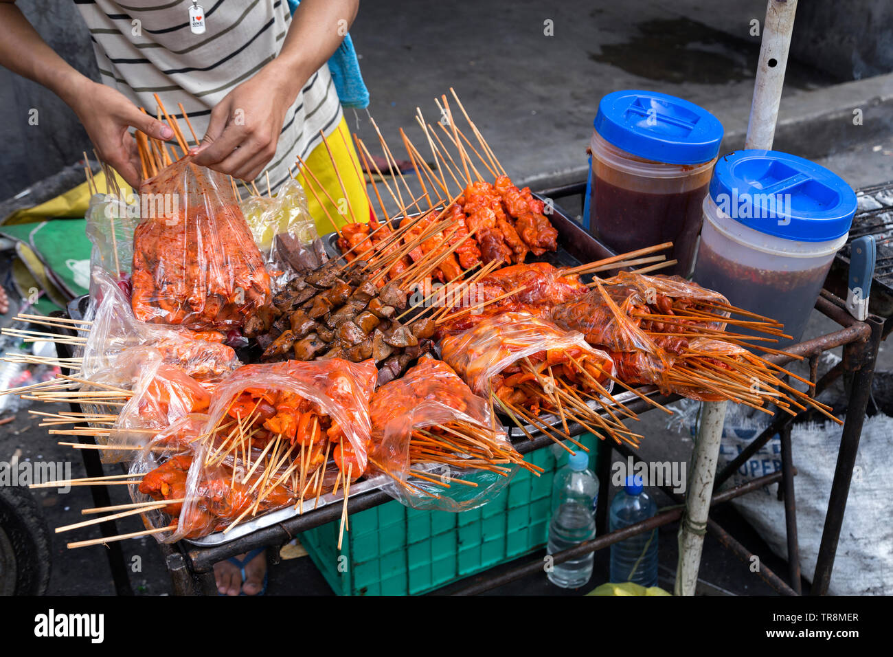 Manila, Filippine - Luglio 16, 2016: street food vendor, close up Foto Stock