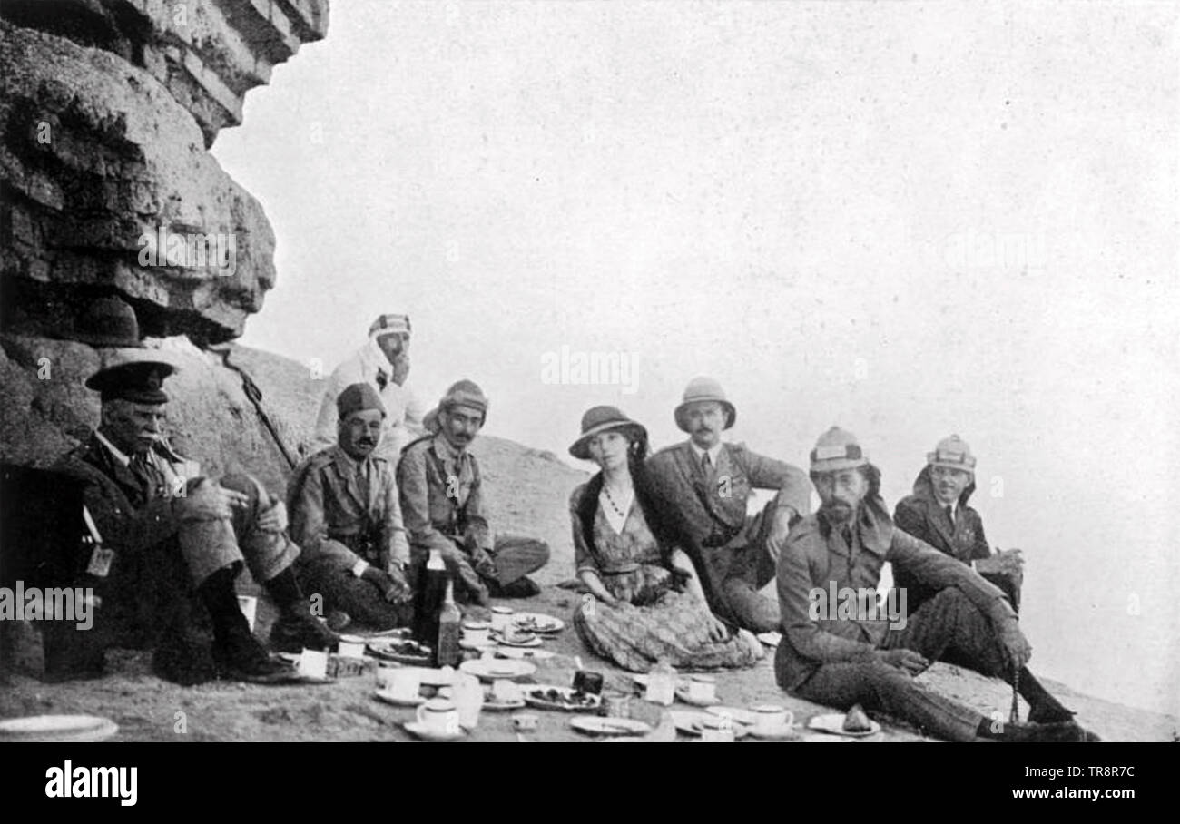 GERTRUDE BELL (1868-1926) viaggiatore inglese e archeologo picnic con re Faisal circa1920 Foto Stock