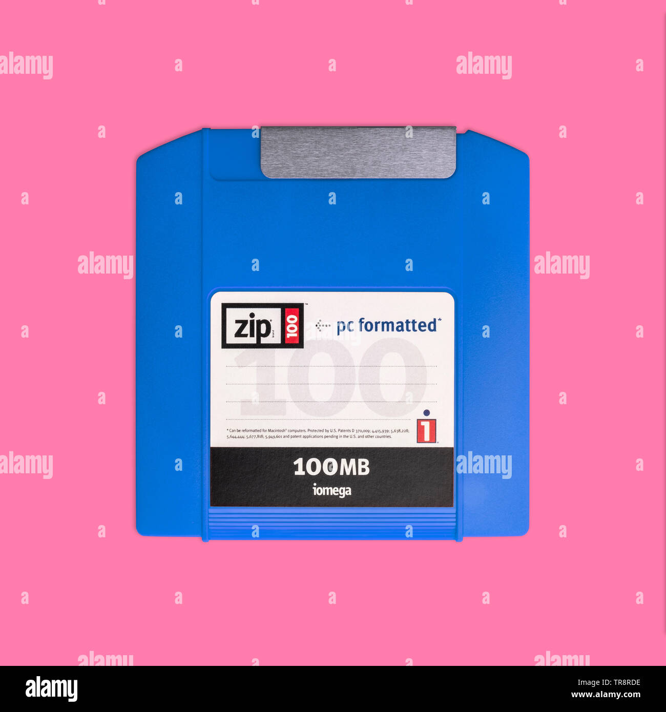 Disco Zip Iomega nostalgia anteriore, isolato e presentato in vigorosi colori pastello, per il design creativo coperchio, poster, prenota, stampa, web e stampa Foto Stock