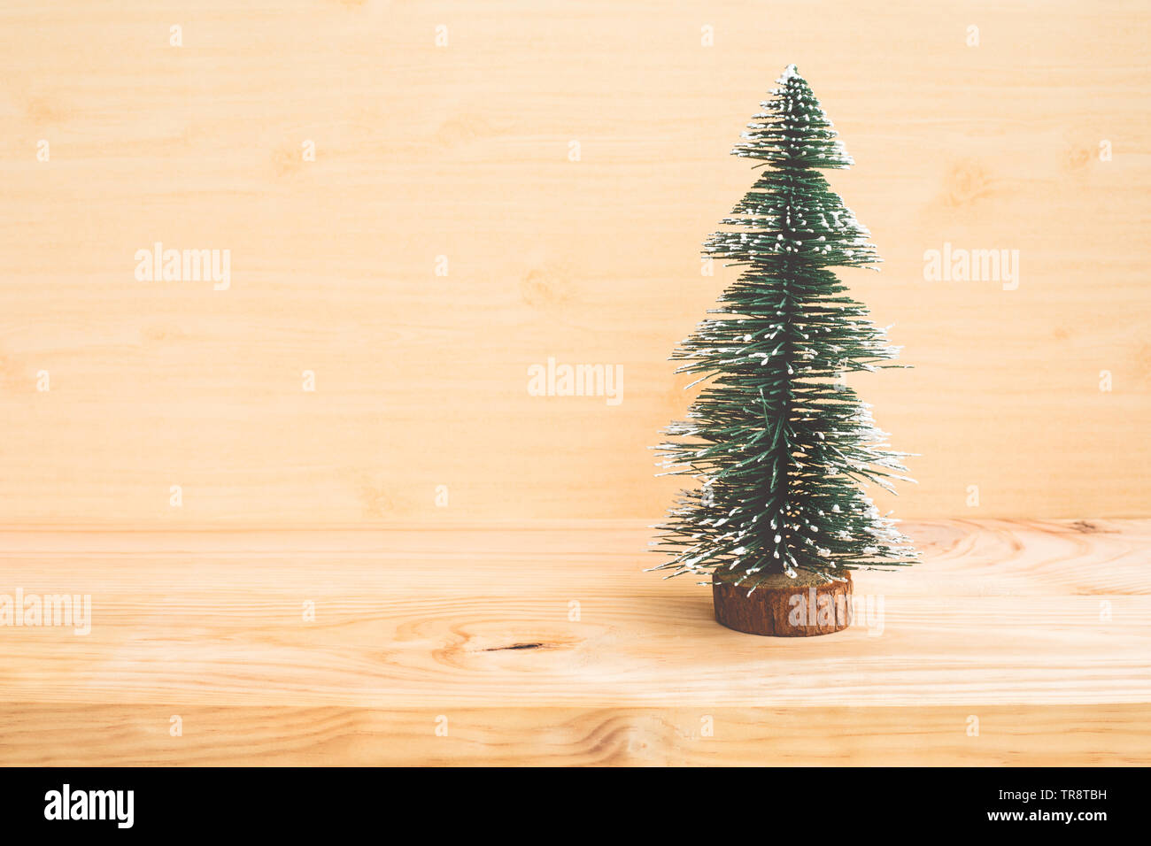 Carino pino mock up sul tavolo di legno sfondo.Buon Natale e concetti d'inverno idee.Stile minimal Foto Stock