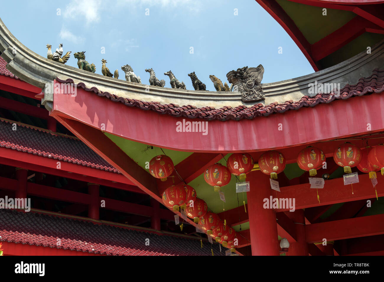 Le decorazioni del tetto sul tetto andare il Sam Poo kong tempio Cinese di Semarang, Indonesia Foto Stock