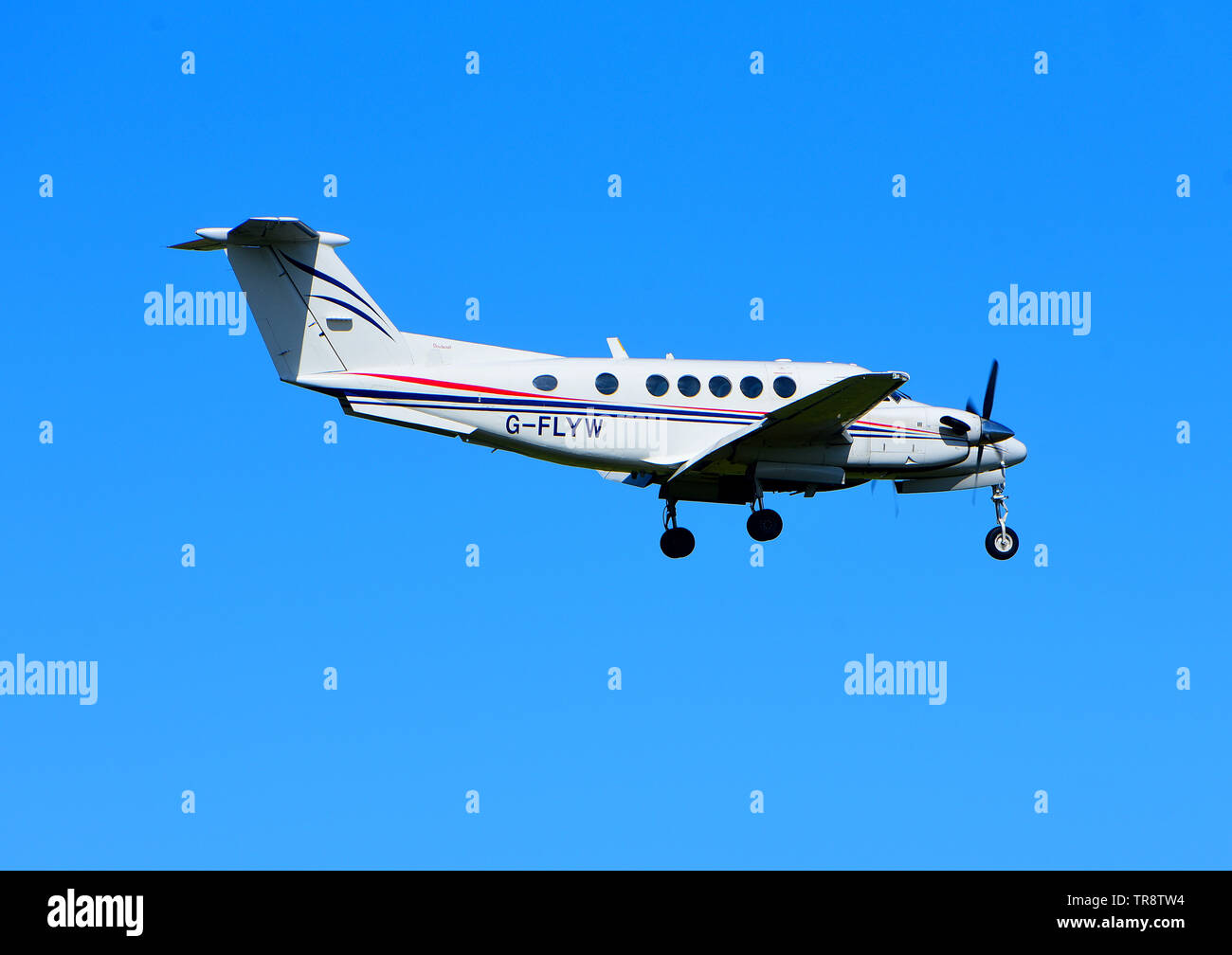 Un Beechcraft modello 200 Super King Air sull approccio per RAF Lossiemouth airfield sulla costa nord-est della Scozia. Regno Unito Foto Stock