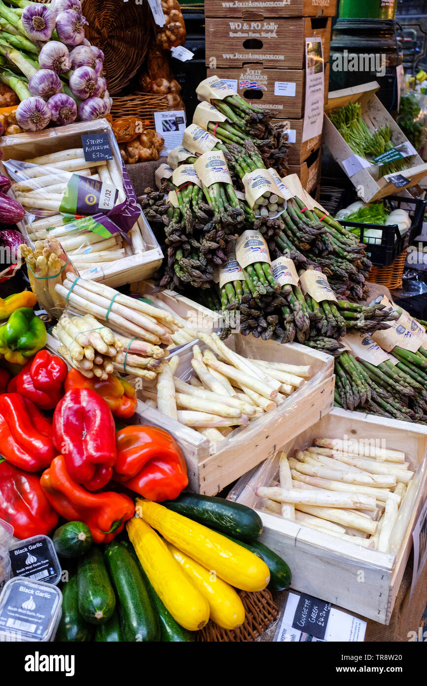 Freschi asparagi britannico in vendita su Borough Market in London REGNO UNITO Foto Stock