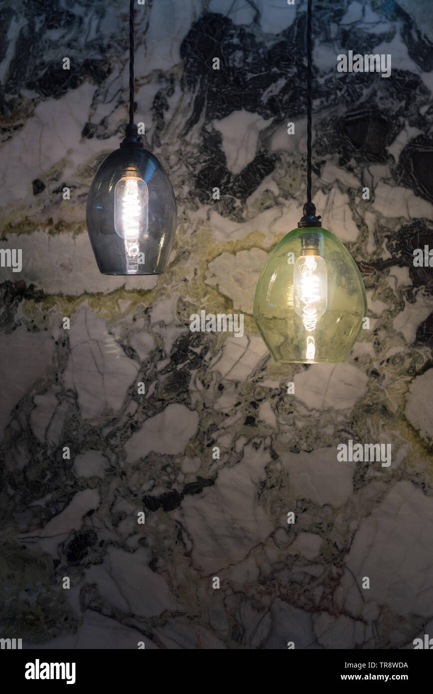 Tungsteno tradizionale lampadina con paralume in vetro Foto Stock