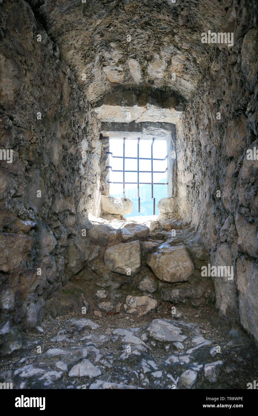 Gabbia di metallo nel vecchio centro medievale torre in pietra Foto Stock